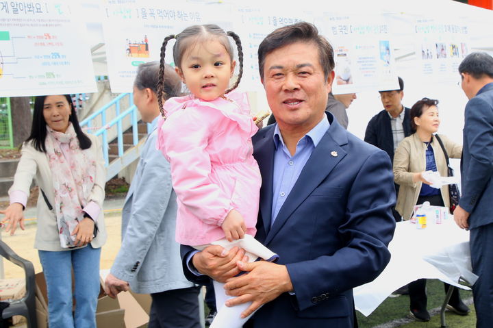 [정읍=뉴시스] 5일 정읍 제일고등학교 운동장에서 열린 정읍시의 '103회 어린이날' 기념행사,<a href=