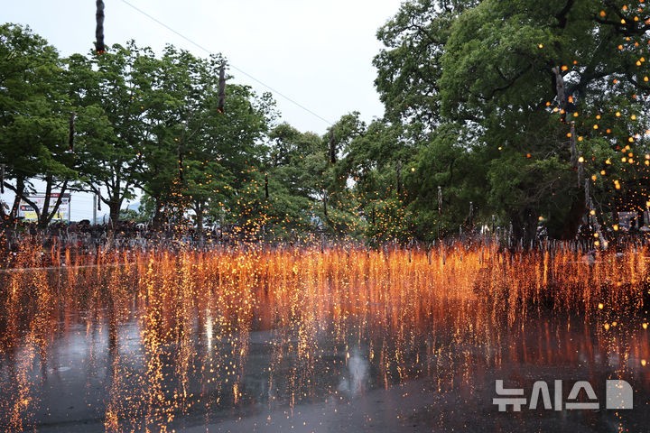 [함안=뉴시스]5일 오후 경남 함안군 함안면 무진정에서 열린 제32회 함안낙화놀이 본행사 중 황금빛 낙화가 장관을 이루고 있다.(사진=경남도 제공)2025.05.05.