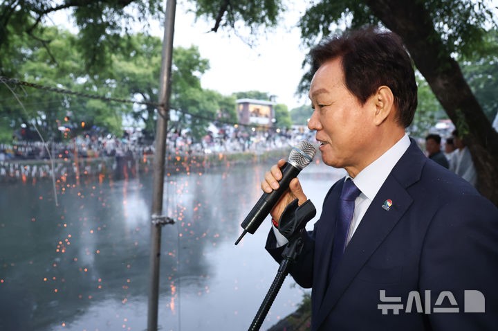 [함안=뉴시스]박완수 경남도지사가 5일 오후 함안군 함안면 무진정에서 열린 제32회 함안낙화놀이 행사에 참석해 축사를 하고 있다.(사진=경남도 제공)2025.05.05.