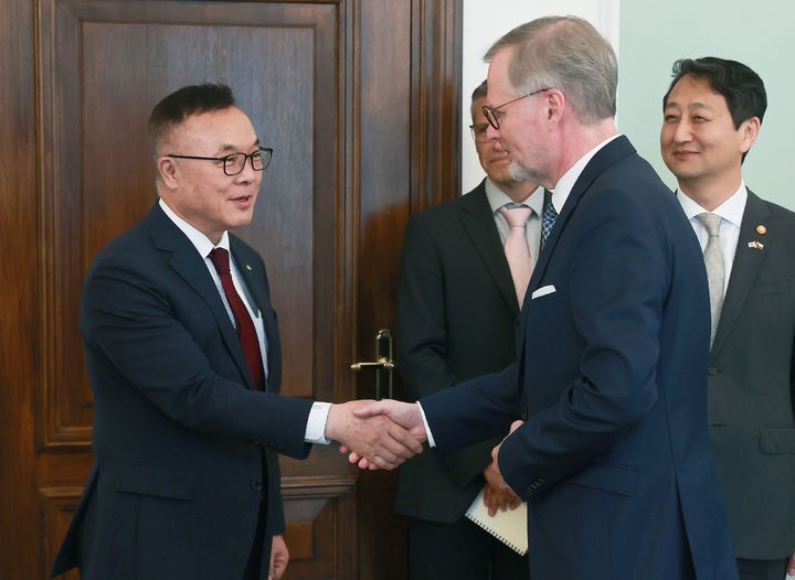 [세종=뉴시스]황주호 한국수력원자력 사장이 24일(현지시간) 체코 신규원전사업 우선협상대상자로 한국수력원자력을 선정한 것에 대해 감사 인사를 전하며 페트르 피알라 체코 총리와 악수하고 있다.(사진=한국수력원자력 제공