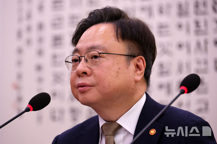 [서울=뉴시스] 조성우 기자 = 조규홍 보건복지부 장관이 지난 3월 26일 오전 서울 여의도 국회에서 열린 법제사법위원회 전체회의에서 보건의료기본법 일부개정법률안 관련 의원 질의에 답변하고 있다.2025.03.26