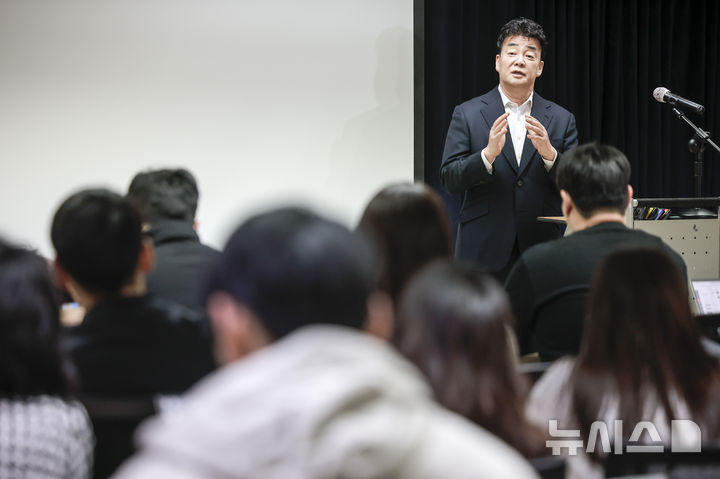 [서울=뉴시스] 정병혁 기자 = 백종원 더본코리아 대표가 28일 서울 서초구의 한 회의공간에서 열린 더본코리아 주주총회에서 취재진의 질문에 답하고 있다.2025.03.28.