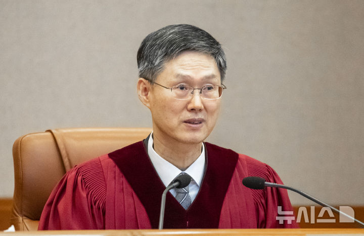 [서울=뉴시스] 사진공동취재단 = 문형배 헌법재판소장 권한대행이 4일 서울 종로구 헌법재판소에서 열린 윤석열 대통령의 탄핵심판 선고기일에서 결정문을 낭독하고 있다.2025.04.04.