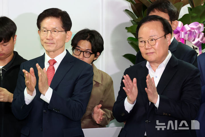 [서울=뉴시스] 조성우 기자 = 제21대 대통령 선거 출마를 선언한 김문수(왼쪽) 전 고용노동부 장관이 지난달 15일 오전 서울 여의도 대하빌딩 경선 캠프에서 열린 청년·대학생들의 지지 선언 기자회견에서 대학생들의