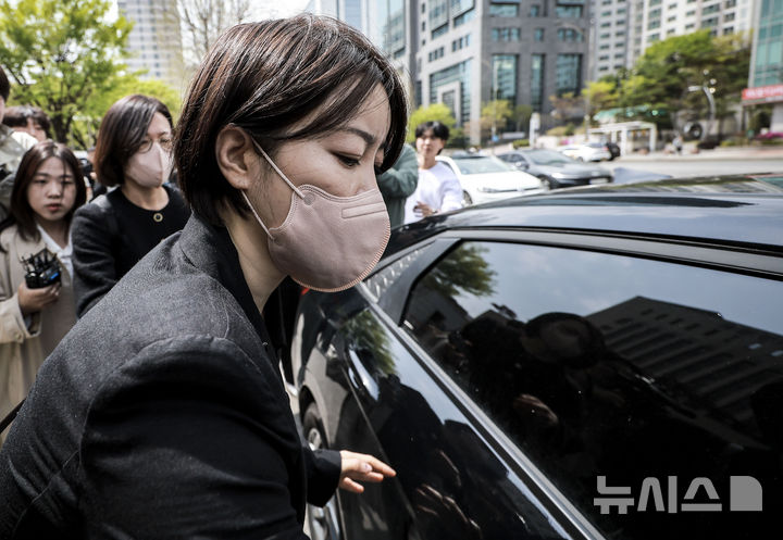 [서울=뉴시스] 정병혁 기자 = 음주운전 및 불법 숙박업 혐의로 재판에 넘겨진 문재인 전 대통령의 딸 문다혜 씨가 17일 서울 마포구 서울서부지방법원에서 열린 1심 선고기일을 마친 뒤 법원을 나와 차량에 탑승하고 있