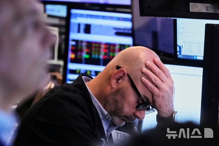 [뉴욕=AP/뉴시스] 지난달 21일(현지 시간) 뉴욕증권거래소(NYSE)에서 한 트레이더가 고개를 숙이고 있다.2025.05.06.