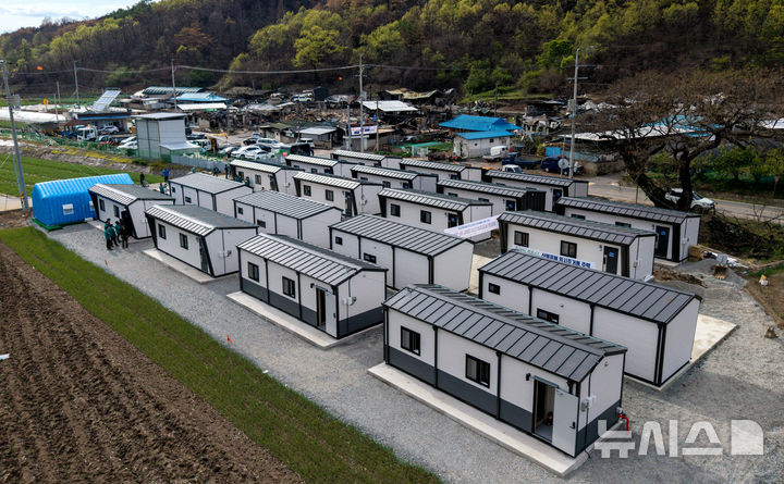 [안동=뉴시스] 이무열 기자 = 안동시는 최근 대형 산불로 삶의 터전을 잃은 이재민들의 일상 회복을 위해 주거 지원을 최우선 과제로 삼고,선진이동주택 설치 및 입주를 본격화하고 있다.사진은 경북 안동시 일직면 명진