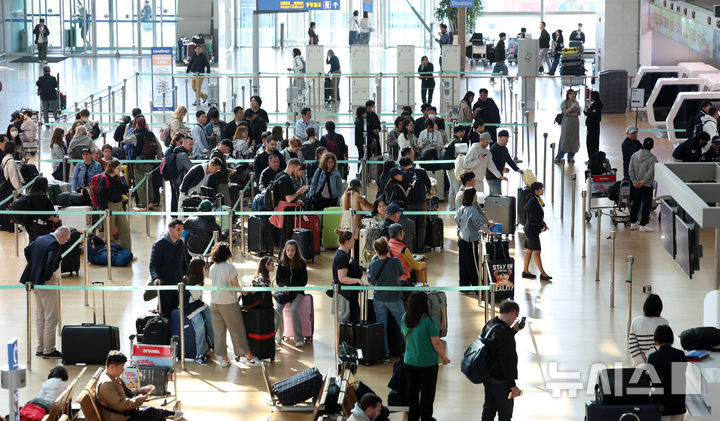 [인천공항=뉴시스] 이영환 기자 = 연휴를 앞둔 2일 오전 서울 인천국제공항 제1여객터미널 항공사 카운터에서 여행객들이 출국 수속을 기다리고 있다.2025.05.02.