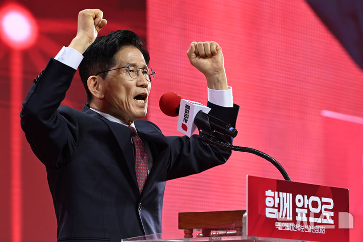 [고양=뉴시스] 고승민 기자 = 3일 경기 고양 킨텍스에서 열린 국민의힘 대선 후보 선출 전당대회에서 최종 후보로 선출된 김문수 후보가 수락연설을 하고 있다.(공동취재) 2025.05.03.photo@newsis