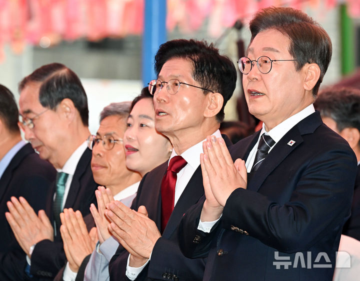 [서울=뉴시스] 최진석 기자 = 지난 5일 서울 종로구 조계사에서 열린 부처님오신날 봉축법요식 육법공양에서 대선 후보들이 헌화 후 합장 있다.앞줄 오른쪽부터 이재명 더불어민주당 대선 후보,김문수 국민의힘 대선 후