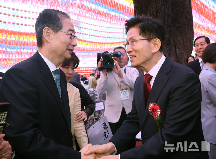 [서울=뉴시스] 최진석 기자 = 김문수 국민의힘 대선 후보와 한덕수 무소속 대선 예비후보가 5일 서울 종로구 조계사에서 열린 부처님오신날 봉축법요식에서 악수하고 있다.(대통령실통신사진기자단) 2025.05.05.
