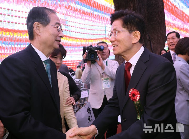국민의힘, <b>김문수</b>에 <b>단일화</b> 압박…"말 바꾸는 정치, 이재명으로 족해"