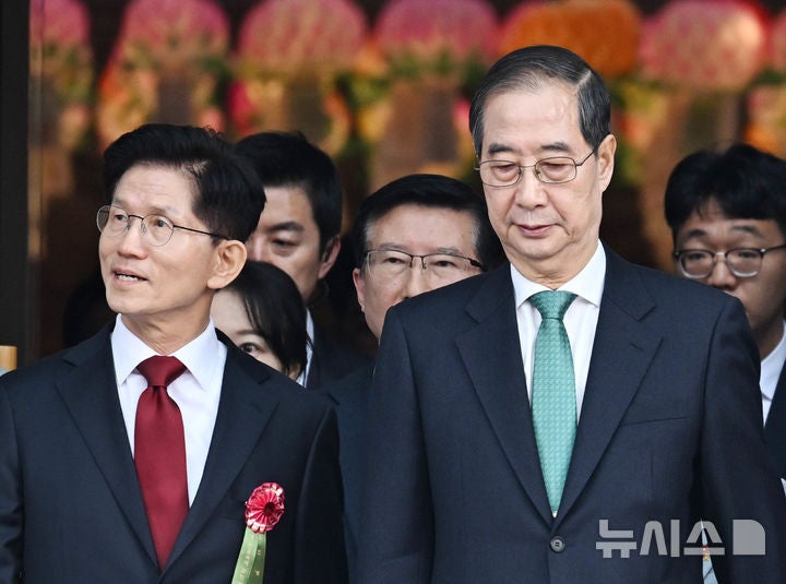 [Seoul=Newsis] Reporter Choi Jin-seok: Kim Moon-soo, People's Power presidential candidate, and Han Deok-soo, independent presidential candidate, enter the Buddha's Birthday celebration at Jogyesa Temple in Jongno-gu, Seoul, on the 5th. (Presidential Office Press Corps) 2025.05.05