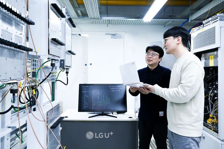 [서울=뉴시스] LG유플러스는 글로벌 통신 장비 제조사인 에릭슨과 함께 차세대 네트워크 구조인 클라우드랜(Cloud RAN) 아키텍처의 핵심 기술을 검증하고 관련 연구 협력을 강화하기로 했다.(사진=LGU+ 제공)