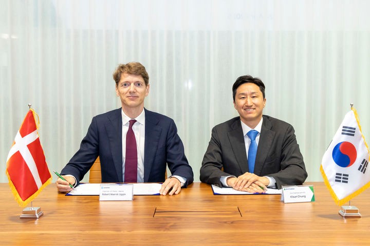 [서울=뉴시스]HD현대 정기선 수석부회장과 A.P.몰러 머스크 로버트 머스크 우글라(Robert Maersk Uggla) 의장이‘탈탄소 해운 기술 발전 및 글로벌 통합 물류 서비스 분야의 포괄적 협력 관계 구축을