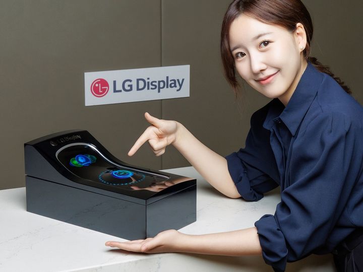 [서울=뉴시스]LG디스플레이 직원이 차량용 스트레처블 디스플레이를 소개하고 있다.(사진=LG디스플레이 제공) 2025.05.06.*재판매 및 DB 금지