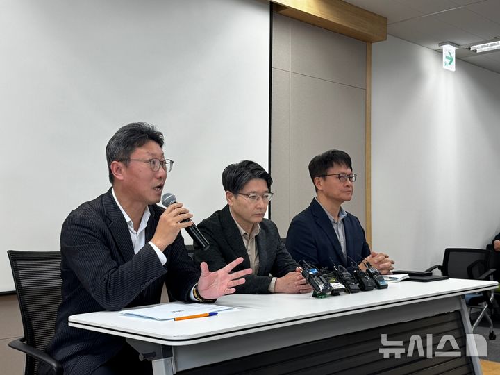 [서울=뉴시스] SK텔레콤이 6일 서울시 중구에 위치한 삼화빌딩에서 해킹 사고 이후 수습 상황에 대해 설명하는 브리핑을 열었다.(왼쪽부터)김희섭 PR센터장,<a href=