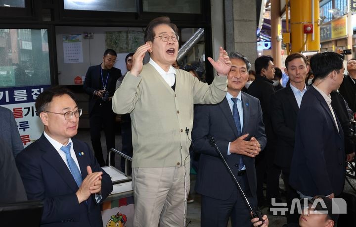 [영동=뉴시스] 조성봉 기자 = 민심을 청취하는 '경청 투어'에 나선 이재명 더불어민주당 대선후보가 6일 충북 영동군 영동전통시장에서 즉흥 연설을 하고 있다.2025.05.06.
