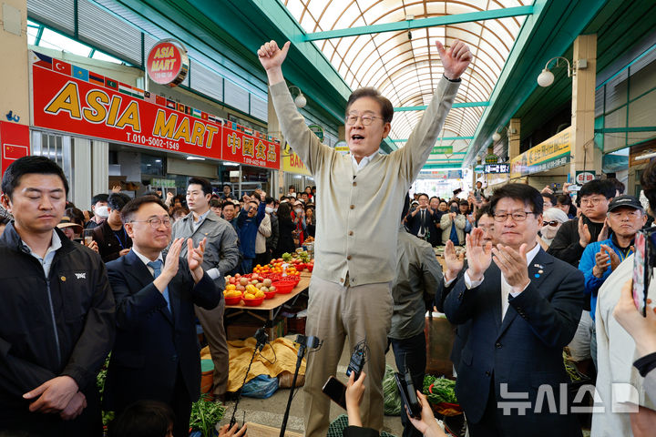 [증평=뉴시스] 조성봉 기자 = 민심을 청취하는 '경청 투어'에 나선 이재명 더불어민주당 대선후보가 6일 충북 증평군 장뜰시장에서 즉흥 연설을 하고 있다.(공동취재) 2025.05.06.