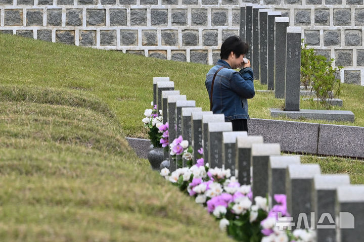 [광주=뉴시스] 이영주 기자 = 5·18민주화운동 45주기를 12일 앞둔 6일 오전 광주 북구 운정동 국립5·18민주묘지에서 한 추모객이 참배 도중 눈물을 닦고 있다.2025.05.06.leeyj2578@news