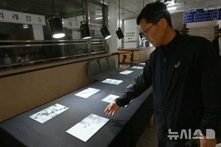 [광주=뉴시스] 이영주 기자 = 6일 오후 5·18민주화운동 45주기를 맞아 임시개방된 광주 동구 옛적십자병원에서 해설사가 5·18 당시 병원에서 촬영된 사진을 설명하고 있다.2025.05.06.leeyj2578