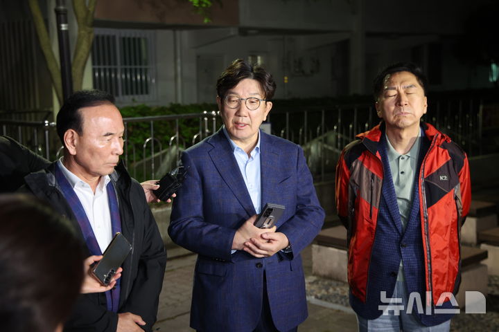 [서울=뉴시스] 김금보 기자 = 권성동(가운데) 국민의힘 원내대표를 비롯한 중진의원들이 6일 오후 서울 관악구 김문수 대선후보의 자택 앞에서 '한덕수 후보와의 단일화'  관련 논의를 위해 김 후보를 기다리며 취재진의