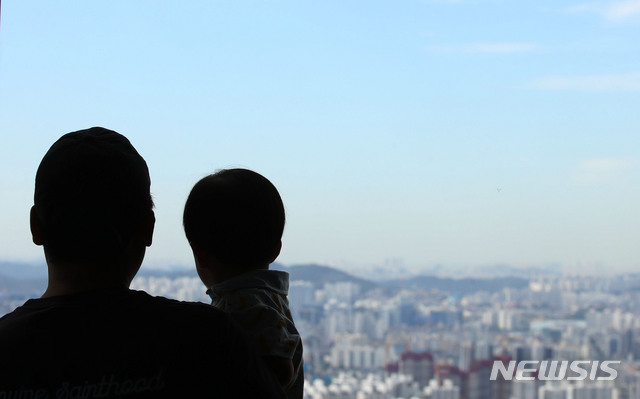 【서울=뉴시스】 박미소 기자 = 전국이 맑은 날씨를 보이는 17일 오전 서울 여의도 63빌딩에서 한 아이와 아빠가 하늘을 바라보고 있다.2019.09.17.