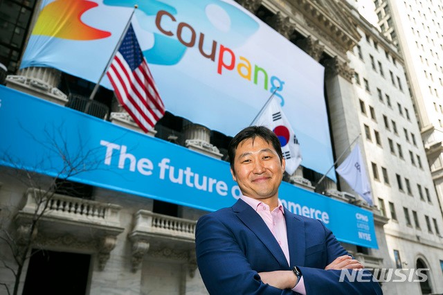 [뉴욕=AP/뉴시스]김범석 쿠팡 이사회 의장이 미국 뉴욕증권거래소(NYSE) 상장 첫날인 11일(현지시간) 쿠팡 배너가 정면을 장식한 뉴욕증권거래소 앞에서 웃으며 포즈를 취하고 있다.쿠팡은 종목 코드 CPNG로 뉴