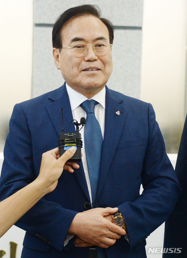 [전주=뉴시스] 김얼 기자 = 서거석 전북교육감이 25일 전북 전주시 전주지방법원에서 기자들의 질의에 답변하고 있다.전북대학교 총장 시절 동료 교수 폭행 의혹과 관련해 허위 사실을 공표한 혐의로 기소된 서거석 전북