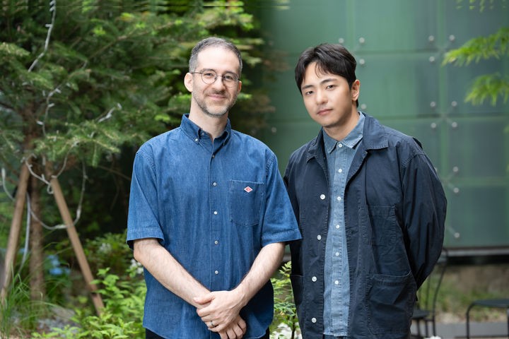[서울=뉴시스] 창작뮤지컬 '어쩌면 해피엔딩' 창작진인 박천휴(오른쪽) 작가와 엘 애런스 작곡가.(사진=라바마인) 2024.05.30  *재판매 및 DB 금지