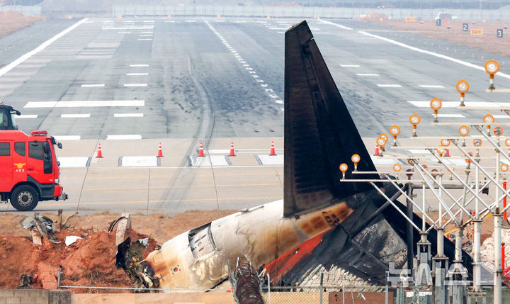 [무안=뉴시스] 2024년 12월30일 전남 무안국제공항 활주로에 전날 발생한 제주항공 참사 여객기의 잔해와 동체 착륙의 흔적이 남아 있다.(사진=뉴시스 DB).