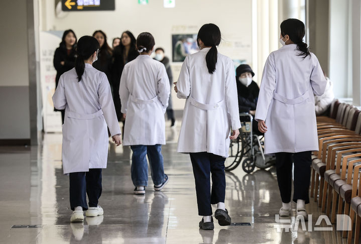 [서울=뉴시스] 정병혁 기자 = 지난 2월 7일 서울시내 대학병원에서 의료진이 이동하고 있다.2025.02.07.