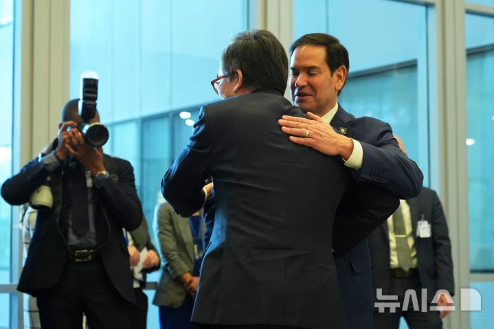 [브뤼셀=AP/뉴시스]조태열 외교부 장관과 마코 루비오 미 국무장관이 지난달 3일(현지 시간) 벨기에 브뤼셀에서 만나 포옹하고 있다.2025.05.07.