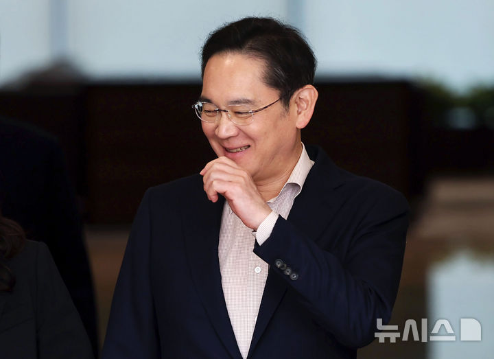 [서울=뉴시스] 홍효식 기자 = 일본 출장을 마친 이재용 삼성전자 회장이 9일 서울 강서구 김포비즈니스항공센터(SGBAC)로 귀국하고 있다.2025.04.09.