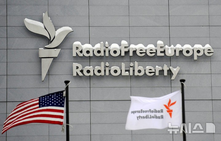 [프라하=AP/뉴시스] 미국 연방법원은 4월 29일 도널드 트럼프 행정부에 자유유럽방송(RFE)의 운영비 복원을 명령하는 임시 조치를 내렸다.사진은 체코 프라하에 있는 RFA 본부.트럼프의 주요 부처와 정부 기관