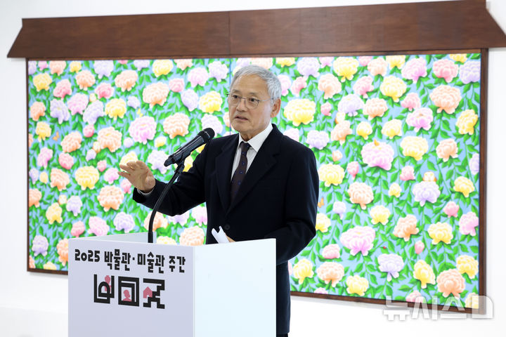 [서울=뉴시스] 박진희 기자 = 유인촌 문화체육관광부 장관이 2일 서울 은평구 사비나미술관에서 열린 '2025 박물관·미술관 주간' 개막식에 참석하여 개회사를 하고 있다.'박물관·미술관 주간'은 '세계 박물관의 날