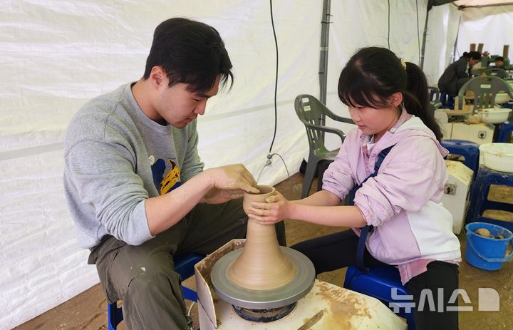  [문경=뉴시스] 김진호 기자 = 경북 문경시 문경새재 오픈세트장에서 열린 '2025 문경찻사발축제'에서 3일 한 어린이가 도자기빗기 체험을 하고 있다.2025.05.03.