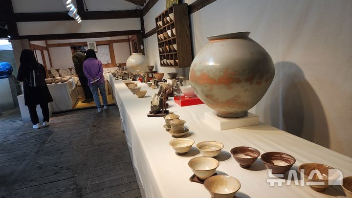 [문경=뉴시스] 김진호 기자 = 경북 문경시 문경새재 오픈세트장에서 3일 개막된 '2025 문경찻사발축제'에서 방문객들이 전시된 찻사발을 관람하고 있다.2025.05.03.
