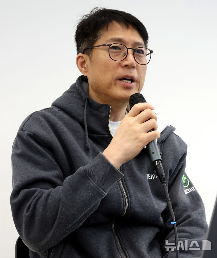 [성남=뉴시스] 추상철 기자 = 김석환 위믹스 재단 대표가 3일 오전 경기 성남시 판교 테크원타워에서 열린 '국내 가상자산 거래소의 위믹스 상장폐지 결정'과 관련 긴급 기자간담회에서 발언하고 있다.2025.05.0