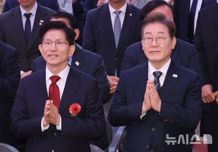 [서울=뉴시스] 최진석 기자 = 이재명 더불어민주당 대선 후보와 김문수 국민의힘 대선 후보가 5일 서울 종로구 조계사에서 열린 부처님오신날 봉축법요식에서 합장하고 있다.(대통령실통신사진기자단) 2025.05.05.