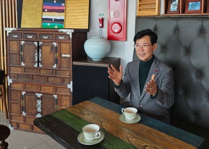 강릉=뉴시스] 지난 2월 뉴시스와 인터뷰를 진행하고 있는 김한근 전 강릉시장.*재판매 및 DB 금지
