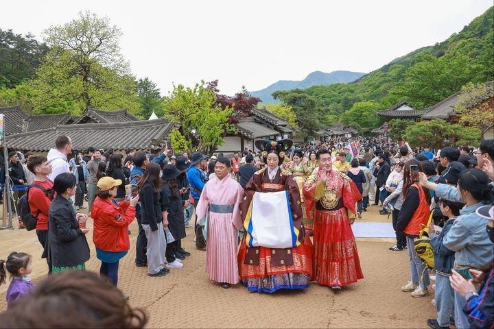  [문경=뉴시스] '2025 문경찻사발축제'가 열리고 있는 문경새재 오픈세트장 일원에서 '한복패션쇼'가 진행되고 있다.(사진=문경시 제공) 2025.05.07.*재판매 및 DB 금지
