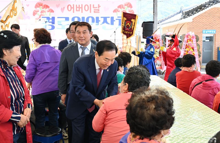 창녕군, <b>어버이날</b> 저소득 독거노인 <b>카네이션</b> 전달