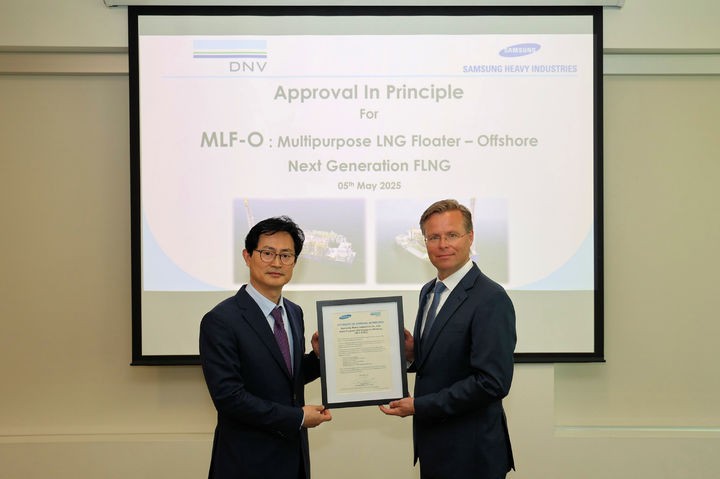 [거제=뉴시스] 신정철 기자= 삼성중공업이 심해용 부유식 LNG 생산설비 표준모델(Multi-purpose LNG Floater-Offshore)을 개발해 납기 단축과 경제성이 뛰어난 FLNG 제품 라인업을 강화했다