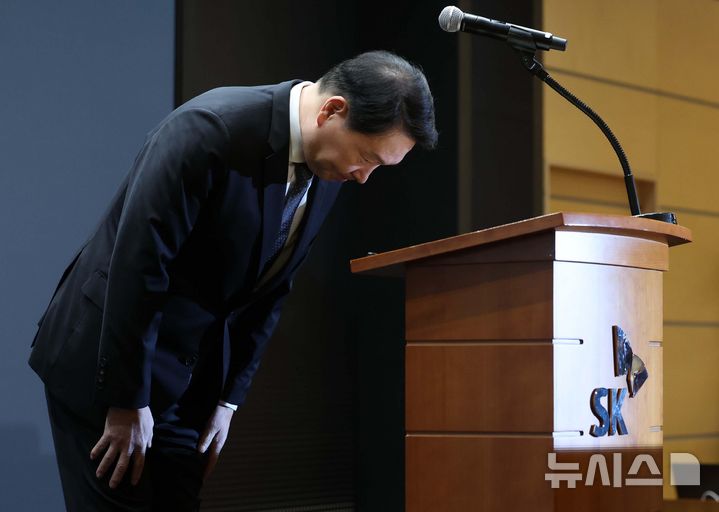[서울=뉴시스] 이영환 기자 = 최태원 SK그룹 회장이 7일 오전 서울 중구 SK텔레콤 T타워 SUPEX홀에서 SK텔레콤의 해킹 사고와 관련해 대국민 사과 후 인사하고 있다.2025.05.07.20hwan@new