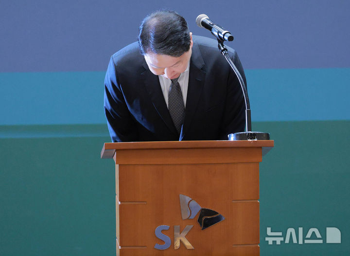 [서울=뉴시스] 이영환 기자 = 최태원 SK그룹 회장이 7일 오전 서울 중구 SK텔레콤 T타워 SUPEX홀에서 SK텔레콤의 해킹 사고와 관련해 대국민 사과를 하고 있다.(공동취재) 2025.05.07.photo@