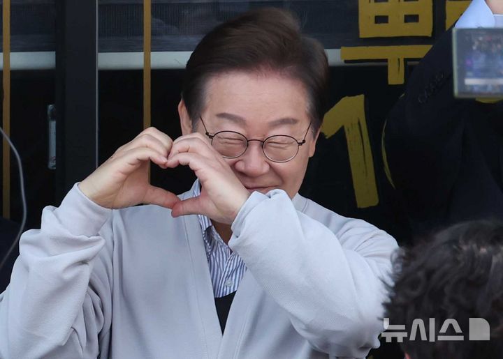 [진안=뉴시스] 조성봉 기자 = 민심을 청취하는 '경청 투어'에 나선 이재명 더불어민주당 대선후보가 7일 전북 진안군 새참거리 인근에서 즉흥 연설을 하던 중 손으로 하트를 그리고 있다.2025.05.07.sun