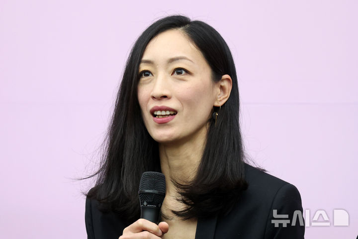 [서울=뉴시스] 박진희 기자 = 서울시발레단 '워킹 매드&블리스' 객원수석 무용수 이상은(영국국립발레단 리드수석)이 7일 서울 종로구 세종문화회관에서 기자간담회를 하고 있다.2025.05.07.pak7130@ne