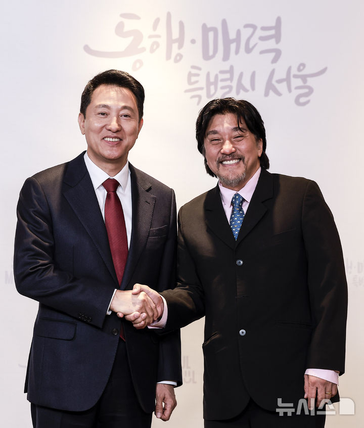 [서울=뉴시스] 정병혁 기자 = 오세훈 서울시장이 7일 서울 중구 서울시청 집무실에서 열린 서울시 홍보대사 위촉식에서 홍보대사로 위촉된 에드워드 리 셰프과 기념촬영을 하고 있다.2025.05.07.jhope@ne