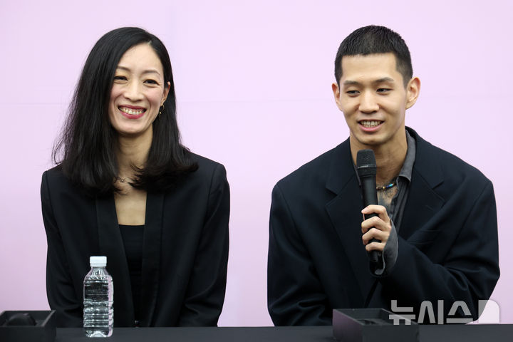 [서울=뉴시스] 박진희 기자 = 서울시발레단 '워킹 매드&블리스' 객원수석 무용수 이상은(영국국립발레단 리드수석,왼쪽)과 시즌무용수 이정우가 7일 서울 종로구 세종문화회관에서 기자간담회를 하고 있다.2025.05